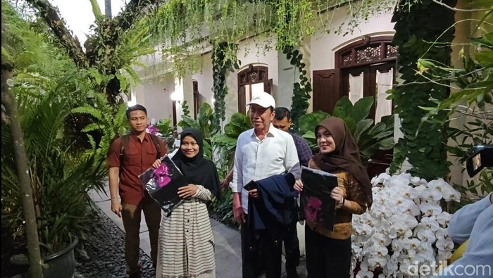 Presiden Jokowi bermain dengan cucunya di pantai saat liburan