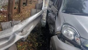 Mobil Selip Hantam Pembatas di Tol JORR Cakung